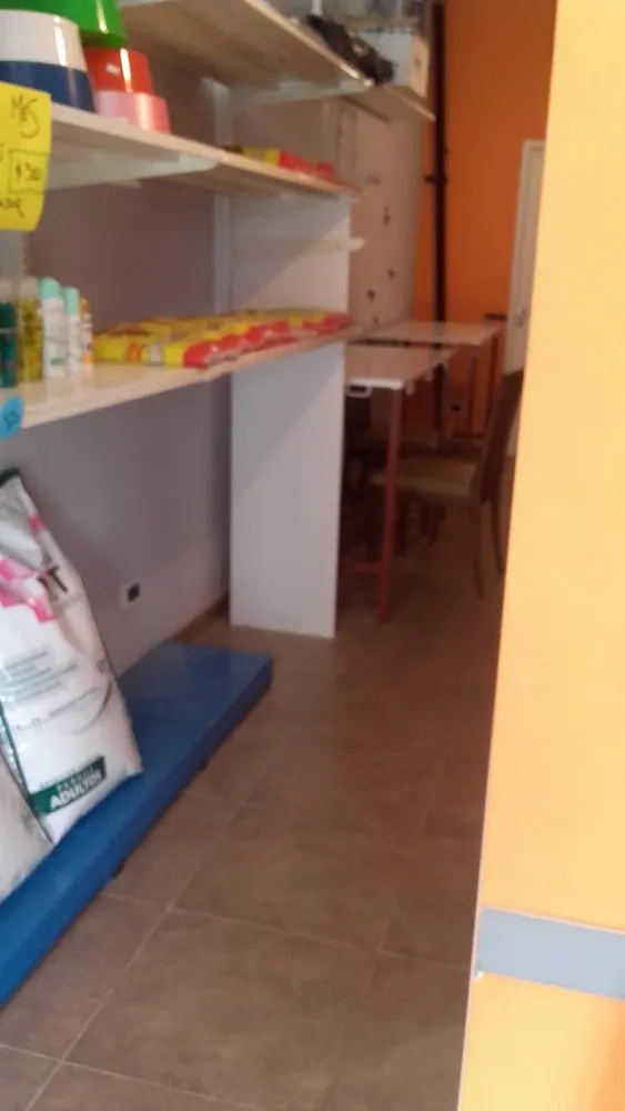 Estantes con bolsas de alimento y accesorios para mascotas